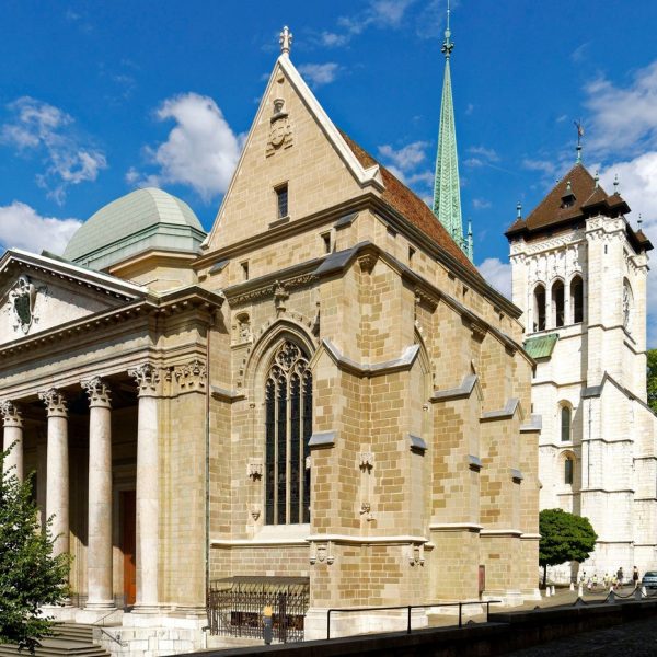 Suisse, Genève, cathédrale Saint-Pierre construite au XIIIe siècle, façade néoclassique du XVIIIe siècle, principale église protestante de la ville depuis 1535